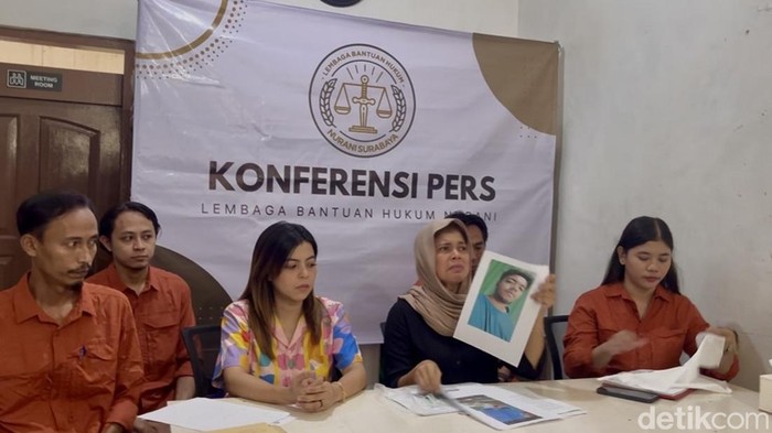 Keluarga korban yang meninggal usai menjalani operasi amandel