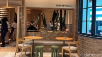 Kafe yang bertempat di lantai 2 Grand Indonesia East Mall ini didominasi dengan warna earth-toned yang memberikan kesan hangat dan elegan.  Foto: detikcom/Riska Fitria