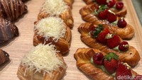 Tak ketinggalan juga aneka pastry yang tampilannya cantik. Mulai dari Twist Berries yang memadukan lapisan krim pistachio dan buah berry utuh yang segar. Foto: detikcom/Riska Fitria