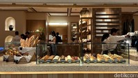 Dari luar, tamu langsung dapat melihat deretan kue dan pastry cantik. Daging premium hingga aneka sourdough ditata apik di rak dan etalase. Foto: detikcom/Riska Fitria