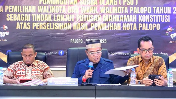 Ketua KPU Sulsel Hasbullah (tengah) mengumumkan hasil rekapitulasi PSU Pilkada Palopo.