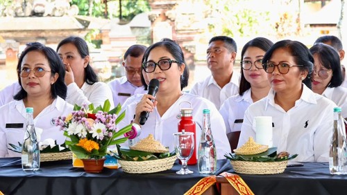 Ketua Tim Pembina Posyandu Tabanan, Rai Wahyuni Sanjaya, melakukan kunjungan kerja (kunker) ke Posyandu 6 SPM Kenanga V, Banjar Dinas Kuwum Ancak Bija, Desa Kuwum, Marga, Senin (26/5/2025). (Dok. Pemkab Tabanan)