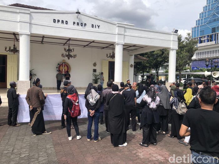 Komunitas UMKM DIY mendatangi Gedung DPRD DIY, Selasa (27/5/2025).