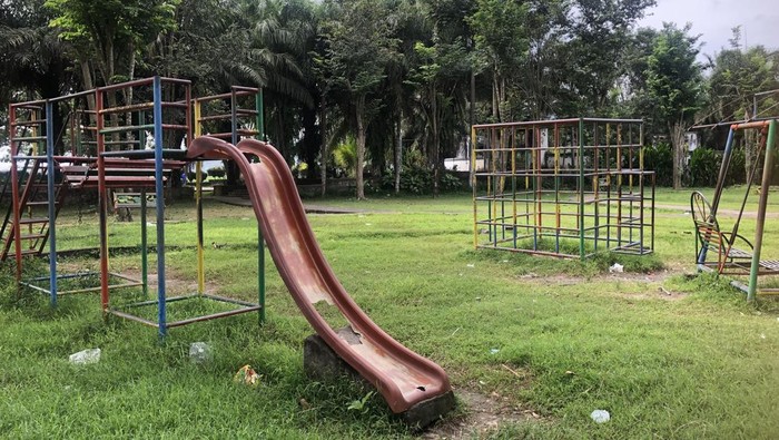 Kondisi Fasilitas Taman Kota Giri Menang di Lombok Barat, Senin (26/5/2025). Sejumlah fasiltas taman bermain anak rusak.