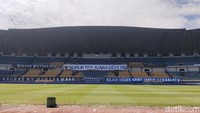 Saat penyerahan piala, suporter Persib turun dari tribun ke lapangan untuk merayakan gelar juara.