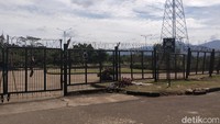 Selain di dalam lapangan, kerusakan juga terjadi di area luar. Pagar Stadion GBLA jebol imbas kericuhan sejumlah suporter dengan polisi yang memaksa masuk ke dalam stadion.