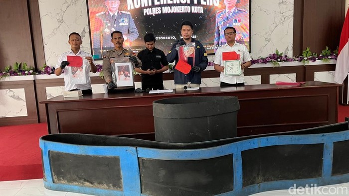 Konferensi pers ungkap kasus penggerebekan 2 arena judi di Polres Mojokerto Kota.