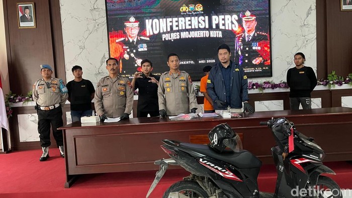 Konferensi pers ungkap penangkapan kasus perampokan wanita Open BO asal Surabaya di Mojokerto.