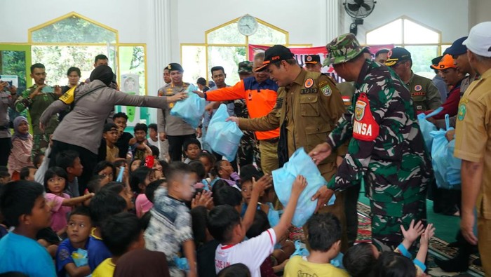 Korban gempa Bengkulu.