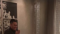 Berhubungan baik dengan mantan istri, Nassar bantu Muzdalifah siapkan acara makan-makan untuk ulang tahun suami Muzdalifah. Foto: IG/YouTube