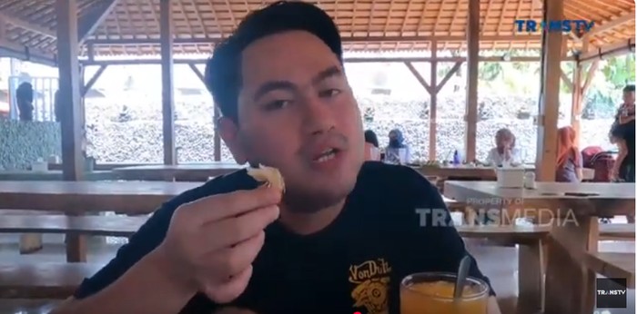 Lahapnya Nassar Saat Makan Nasi Kebuli hingga Nasi Tempong Lahapnya Nassar Saat Makan Nasi Kebuli hingga Nasi Tempong