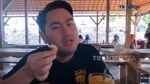 Lahapnya Nassar Saat Makan Nasi Kebuli hingga Nasi Tempong
