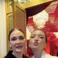 Melalui akun Instagram pribadinya Luna membagikan momen saat dirinya berrtemu dengan Raline Shah. Kocaknya salah satu yang dibahas saat pertemuan tersebut ialah serah terima jabatan presiden jomblo. POV: Sertijab Presiden Jomblo Indonesia, tulis keterangan dalam video tersebut. Foto: Instagram/@lunamaya