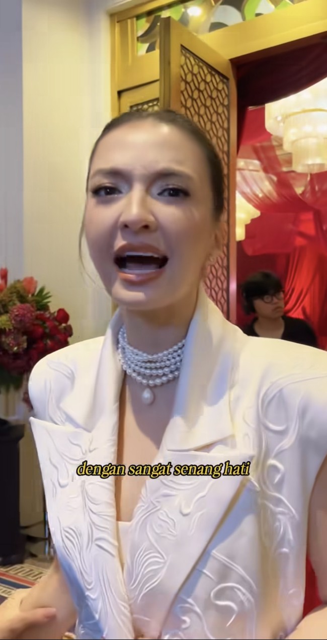 Mendapat jabatan tersebut, Raline Shah mengaku menerima dengan senang hati. Dengan senang hati. Karena jomblo butuh inspirasi, terang Raline. Foto: Instagram/@lunamaya