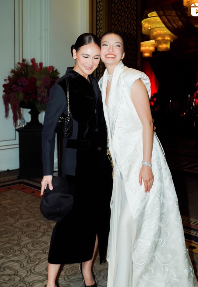 Tak hanya itu saja, banyak yang juga salfok, memuji kecantikan Luna dan Raline. Meski sama-sama sudah berusia kepala 4 namun keduanya masih terlihat cantik menawan. Foto: Instagram/@lunamaya