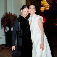 Tak hanya itu saja, banyak yang juga salfok, memuji kecantikan Luna dan Raline. Meski sama-sama sudah berusia kepala 4 namun keduanya masih terlihat cantik menawan. Foto: Instagram/@lunamaya