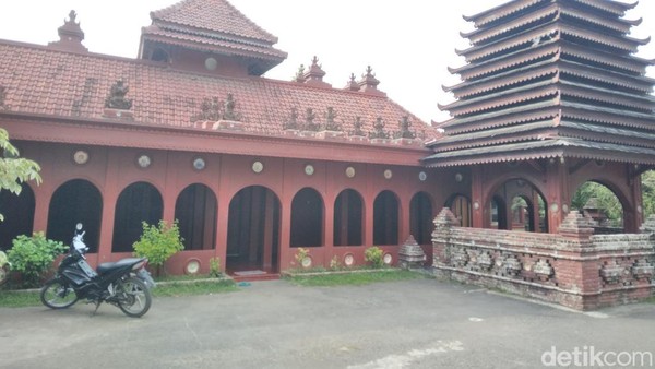 Keunikan Masjid Merah Kedung Menjangan Cirebon Bernuansa Hindu-Cina