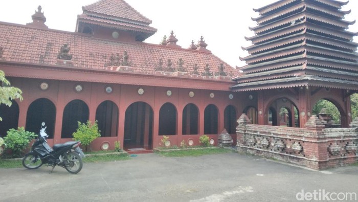 Masjid Merah Kedung Menjangan Kota Cirebon