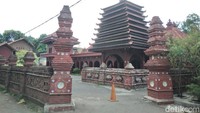 Di depan masjid juga ada dua sumur yang konon airnya tidak pernah habis meskipun sedang musim kemarau.