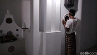 Keunikan Masjid Merah Kedung Menjangan adalah ketika mengumandangkan azan tidak menggunakan pengeras suara tapi menggunakan sebuah lubang yang ada di tembok yang berada tepat di samping mimbar masjid.