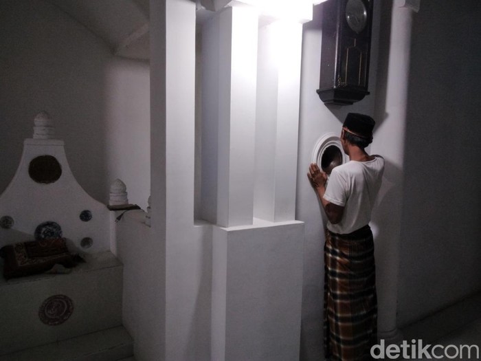 Masjid Merah Kedung Menjangan Kota Cirebon