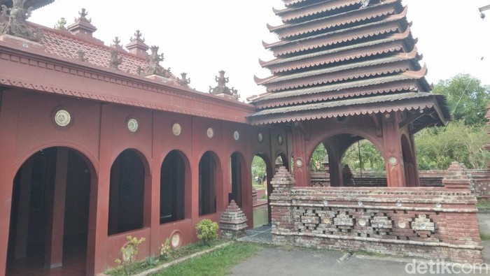 Masjid Merah Kedung Menjangan Kota Cirebon