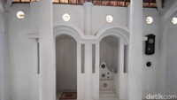 Tiang Masjid Merah Kedung Menjangan berjumlah 17 buah menyimbolkan rakaat salat. Keunikan lain dari Masjid Nurbuat adalah ketika mengumandangkan azan tidak menggunakan pengeras suara tapi menggunakan sebuah lubang yang ada di tembok yang berada tepat di samping mimbar masjid.