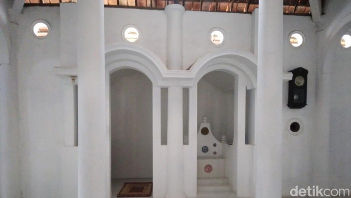 Masjid Merah Kedung Menjangan Kota Cirebon