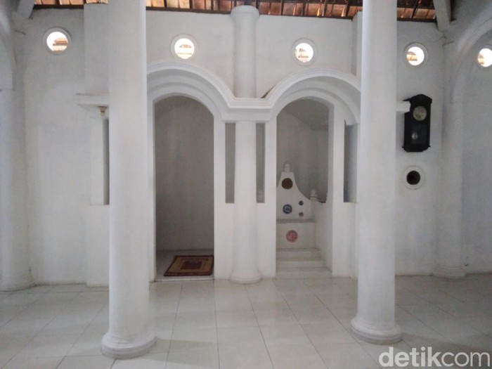 Masjid Merah Kedung Menjangan Kota Cirebon