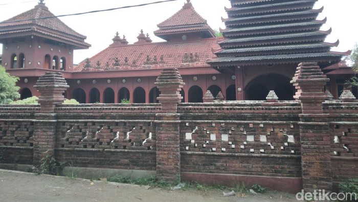 Masjid Merah Kedung Menjangan Kota Cirebon