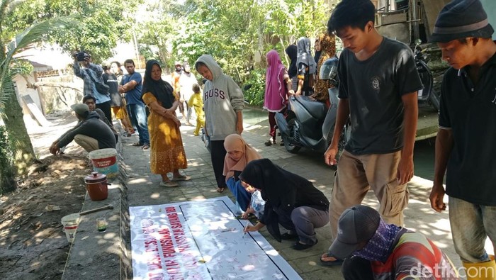 Masyarakat Desa Dasan Geria, Kecamatan Lingsar, Lombok Barat, tandatangani petisi penolakan alih fungsi lahan pendidikan di Kantor Desa Dasan Geria, Selasa (27/5/2025). (M. Zahiruddin)