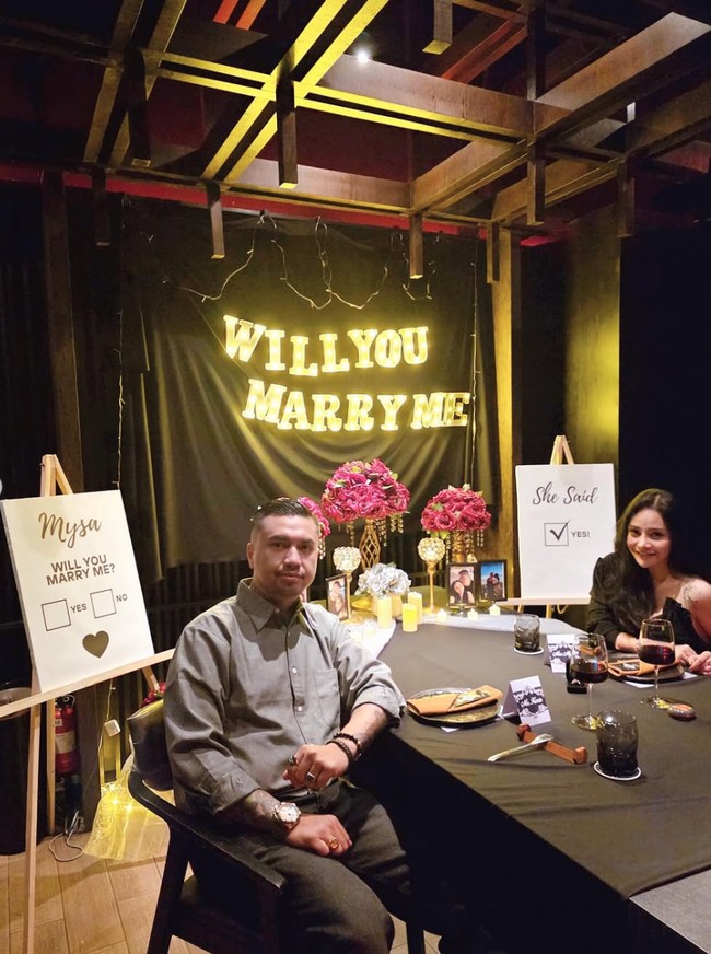 Penyanyi jebolan ajang pencarian bakat, Mawar AFI, baru saja membagikan kabar bahagia dirinya dilamar kekasih, Kevin Wazeng. Momen bahagia tersebut dibagikannya ke akun Instagram. Foto: Instagram/@mysamawar