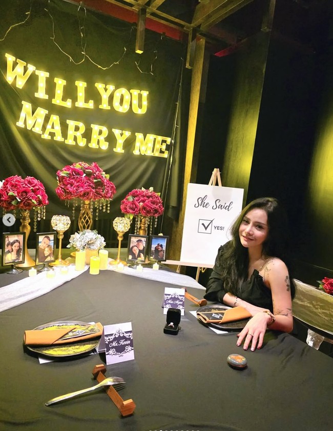 Romantis, terlihat lamaran tersebut memang sudah dipersiapkan dengan matang. Dekorasi berupa bunga, foto-foto Mawar dan Kevin, serta lampu bertuliskan Will You Marry Me tampak menghiasi ruangan tempat keduanya dinner romantis. Foto: Instagram/@mysamawar