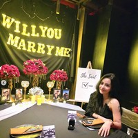 Romantis, terlihat lamaran tersebut memang sudah dipersiapkan dengan matang. Dekorasi berupa bunga, foto-foto Mawar dan Kevin, serta lampu bertuliskan Will You Marry Me tampak menghiasi ruangan tempat keduanya dinner romantis. Foto: Instagram/@mysamawar