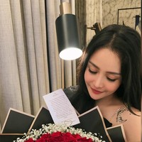 Mawar juga memamerkan buket bunga mawar merah berukuran cukup besar yang diterimanya. Bunga tersebut turut dihiasi dengan pita bertuliskan, Will you marry me?. Foto: Instagram/@mysamawar