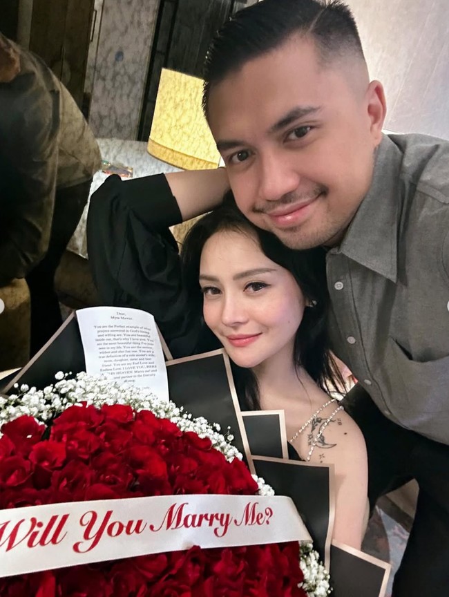 Tampak begitu senang dan bahagia, Mawar juga memberikan keterangan romantis dalam unggahannya. Kau temukan aku saat aku tersesat. Kau buat aku tersenyum, saat aku menangis. Kau cintai aku, saat aku menyangkal. Kau bawa aku kembali saat aku kehilangan. Kau temukan aku hancur berkeping-keping.Kau terus mencoba, bergabung dengan mereka.. Kau tak bisa, tapi kau jaga mereka lebih dari dirimu sendiri.. Sayang, temukan aku lagi di kehidupan lain yah.. Di dunia lain.. Temukan aku lagi. Terima kasih telah menjadi kisah cinta yang selalu kuimpikan.. Aku sangat mencintaimu, Sayang, tulis Mawar. Foto: Instagram/@mysamawar