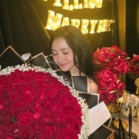 Unggahan Mawar itu pun banjir doa dan ucapan selamat dari para netizen. Tak sedikit yang ikut bahagia menyaksikan Mawar yang akhirnya kembali menemukan cintanya. Foto: Instagram/@mysamawar