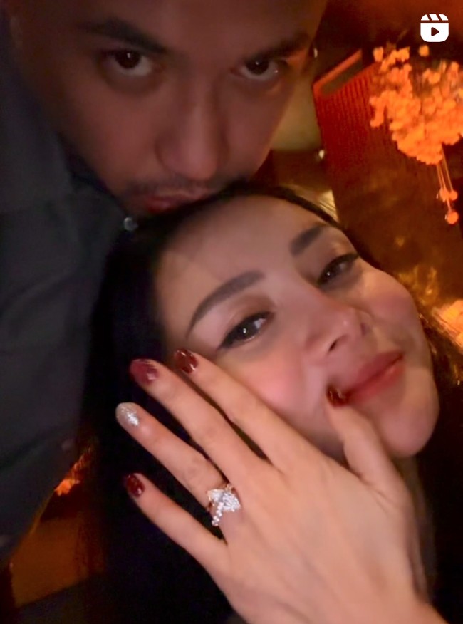 Pamer cincin lamaran dari kekasih, terlihat cincin tersebut bertahtakan batu berlian berbentuk oval berukuran cukup besar. Kevin Wazeng sendiri diketahui merupakan seorang perawat di Amerika Serikat. Foto: Instagram/@mysamawar