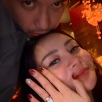 Pamer cincin lamaran dari kekasih, terlihat cincin tersebut bertahtakan batu berlian berbentuk oval berukuran cukup besar. Kevin Wazeng sendiri diketahui merupakan seorang perawat di Amerika Serikat. Foto: Instagram/@mysamawar