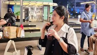 Penyanyi jebolan Akademi Fantasi Indonesia (AFI) 1 ini ternyata juga pecinta kopi. Setelah lelah berbelanja, ia langsung mencari es kopi untuk melepaskan dahaganya. Foto: Instagram/mysamawar