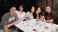 Sosok Mawar yang senang bergaul tidak pernah melewati undangan makan bersama temannya. Begitupula dengan kehadiran Kevin Wazeng yang selalu menemani kekasihnya tersebut. Foto: Instagram/mysamawar