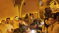 Kevin Wazeng sudah sejak lama diajak Mawar untuk hangout bersama teman-temannya. Terlihat sosoknya yang selalu berada di sebelah Mawar dalam jamuan makan malam bersama. Foto: Instagram/mysamawar