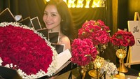 Gagal menikah rupanya tak jadi hambatan untuk Mawar AFI membuka hatinya. Ia menerima lamaran kekasihnya dan siap menempuh jenjang yang lebih serius. Foto: Instagram/mysamawar