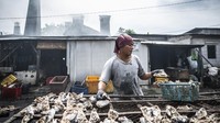 Proses pengasapan di Bandarharjo masih dilakukan secara tradisional dengan memanfaatkan kayu bakar dan peralatan sederhana. Meski begitu, citarasa khas yang dihasilkan membuat ikan asap Semarang tetap diminati konsumen, baik dari dalam kota maupun luar daerah.