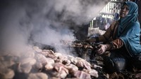 Ikan-ikan ini kemudian dijual ke pasar-pasar tradisional dan pengepul dengan harga berkisar Rp35.000 hingga Rp70.000 per kilogram, tergantung pada kualitas dan jenis ikan. Aroma sedap ikan asap yang mengepul dari rumah-rumah pengasapan di Bandarharjo terus menjadi bagian dari denyut kehidupan pesisir Semarang.
