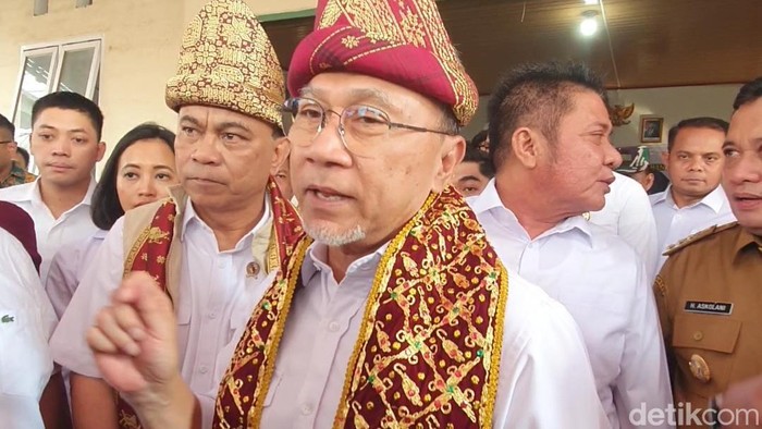 Menko Pangan Zulhas saat mengecek Koperasi Merah Putih di Kelurahan Talang Keramat.