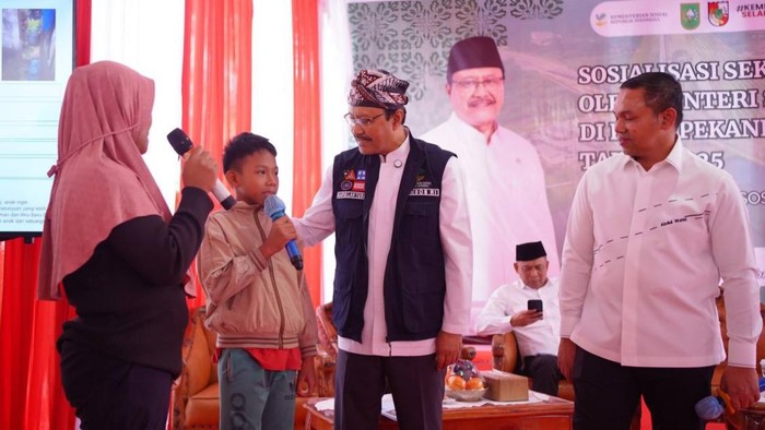 Mensos bersama Gubernur Riau dalam kunjungan. (Foto: Dok Diskominfotik Riau)
