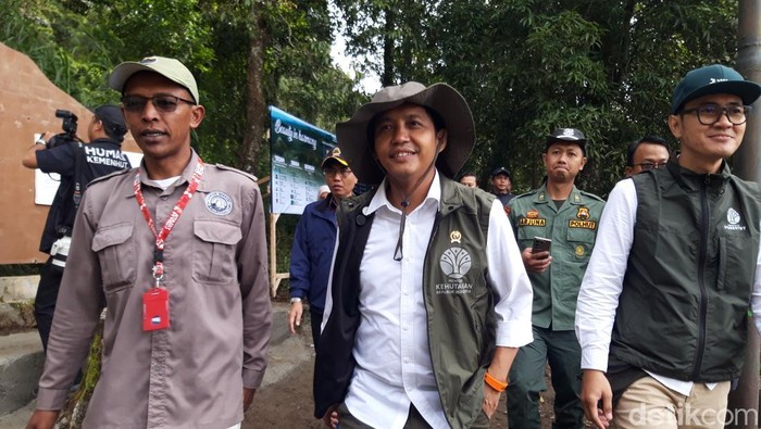 Menteri Kehutanan, Raja Juli Antoni, mengunjungi Taman Nasional Gunung Merbabu di Selo, Boyolali, Selasa (27/5/2025).