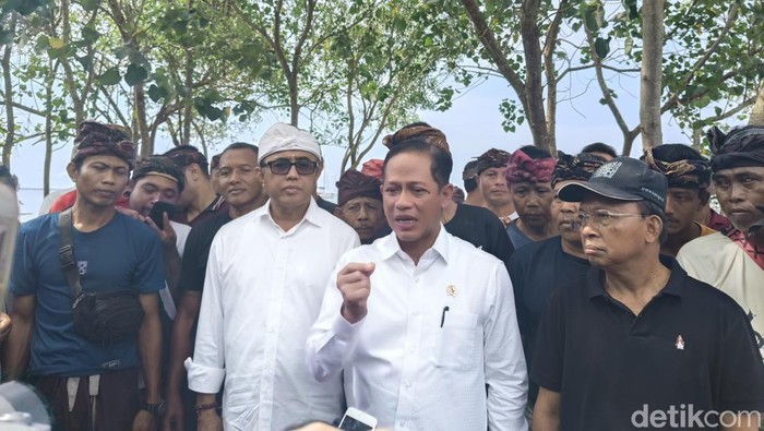Menteri Lingkungan Hidup Hanif Faisol Nurofiq dan Gubernur Bali Wayan Koster saat berada di Pantai Sidakarya, Denpasar, Bali pada Selasa (27/5/2025). (Ni Made Lastri Karsiani Putri-detikBali)