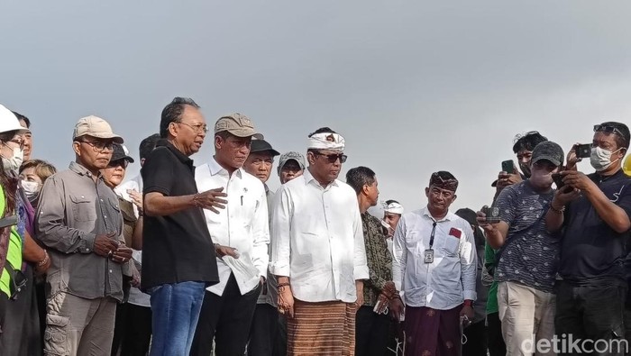 Menteri Lingkungan Hidup Hanif Faisol Nurofiq didampingi Gubernur Bali Wayan Koster saat meninjau TPA Suwung, Denpasar, Bali, Selasa (27/5/2025). (Foto: Ni Made Lastri Karsiani Putri/detikBali)